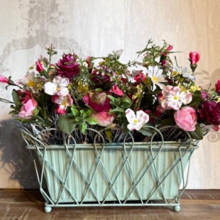 Pflanzkasten Belle et Jolie mit Blumenarrangement