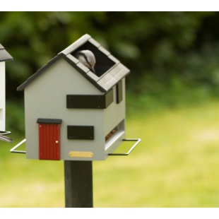 Vogelfutterspender mit Vogelbad Graue Villa