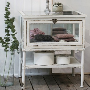 Kleine Lunel Kommode mit Glas